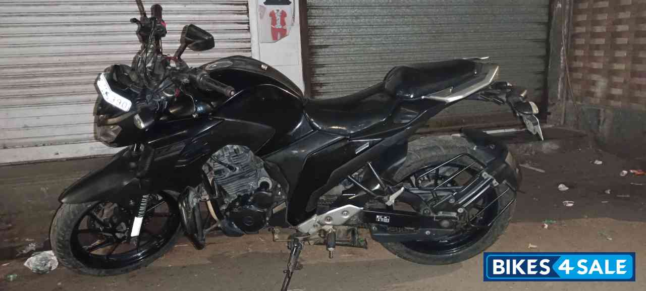 Black Yamaha FZ25