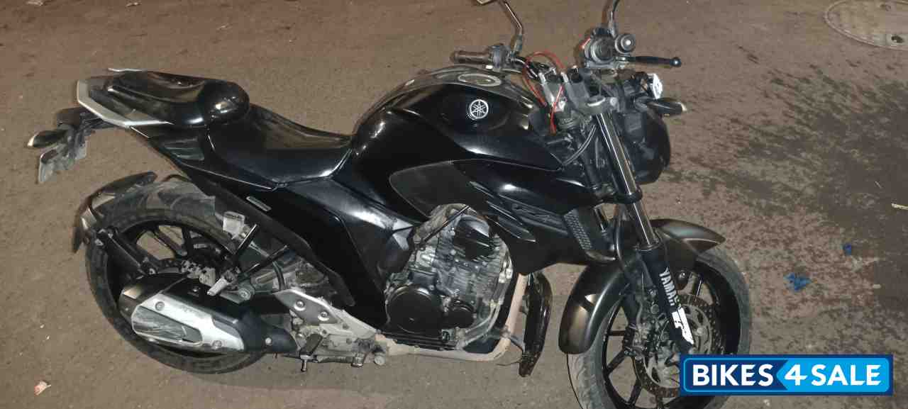 Black Yamaha FZ25