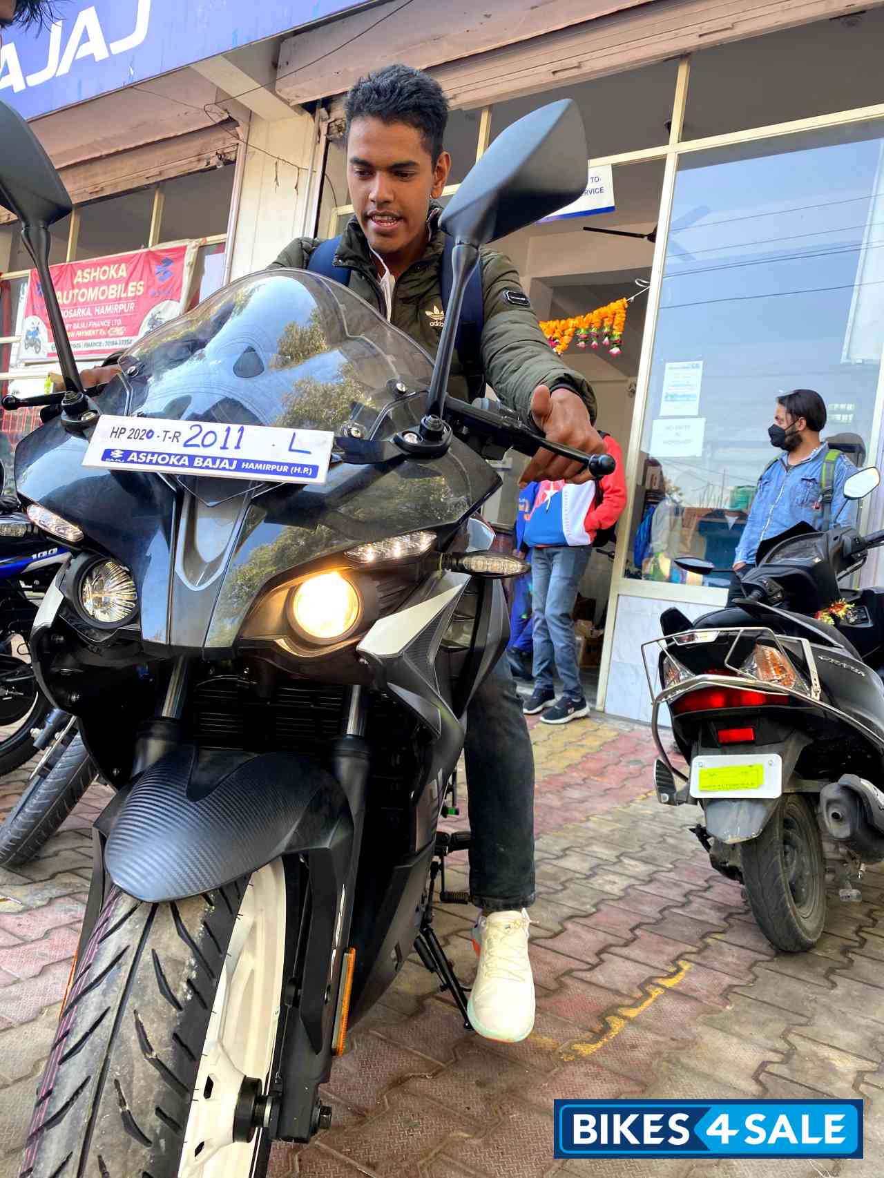 Gray Bajaj Pulsar RS 200 BS6 Gray Bajaj Pulsar RS 200 BS6