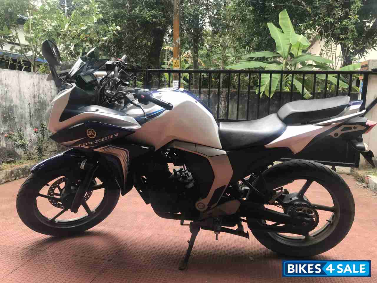 White Yamaha Fazer FI V2