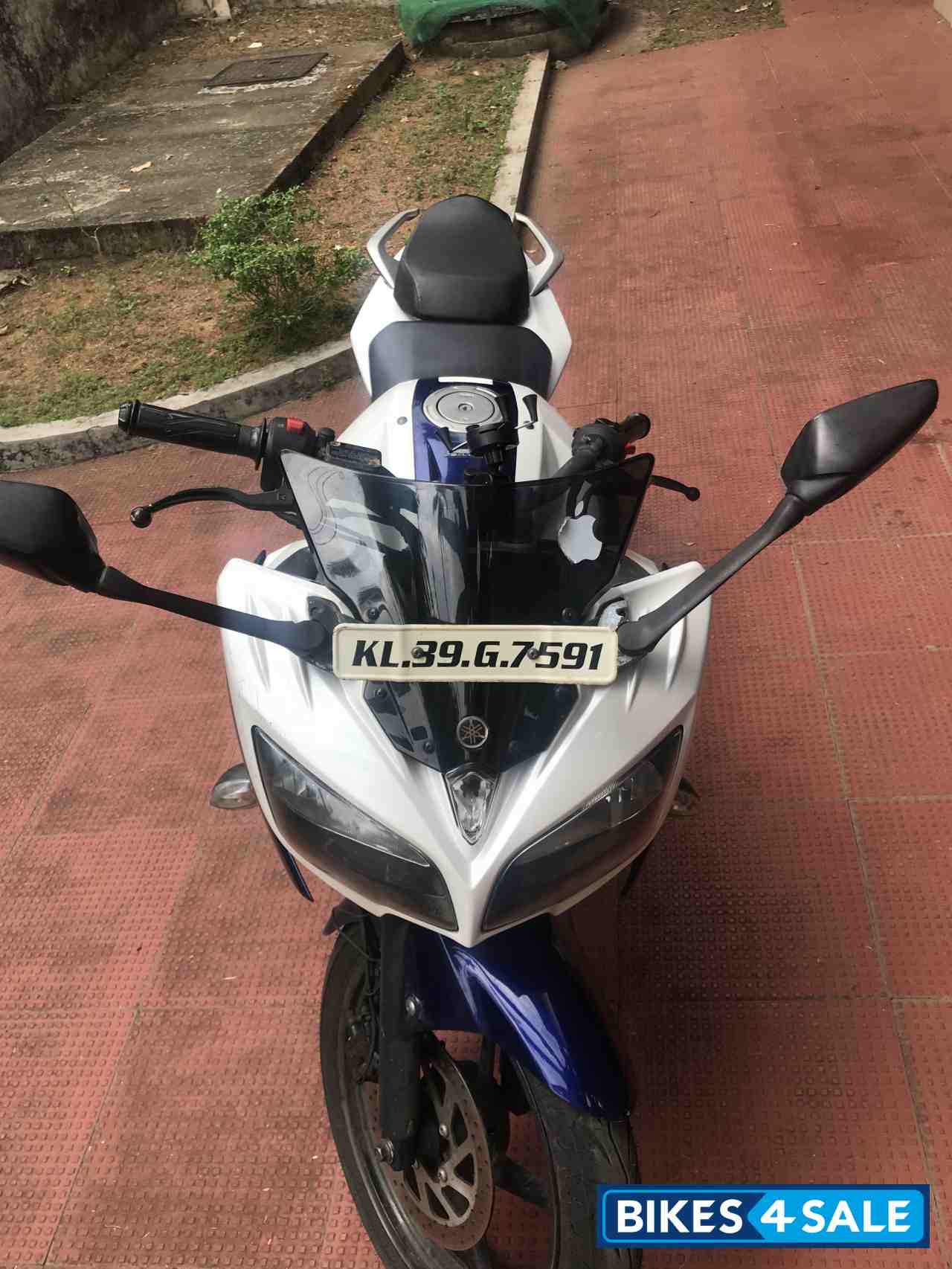 White Yamaha Fazer FI V2