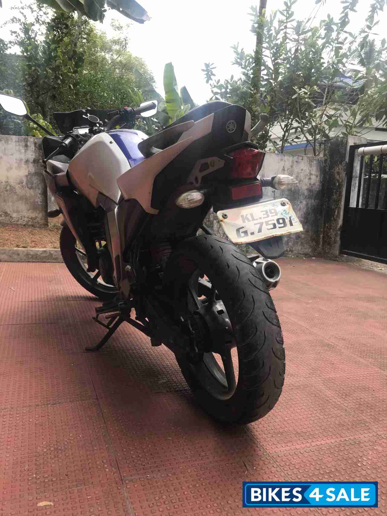 White Yamaha Fazer FI V2