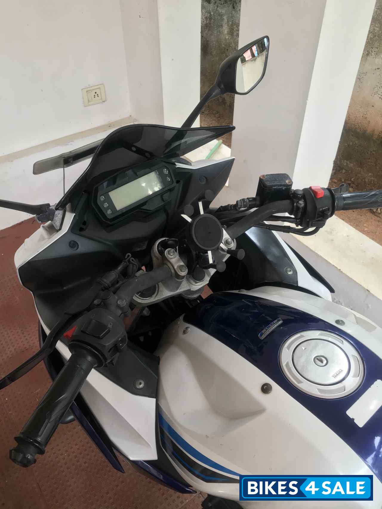 White Yamaha Fazer FI V2