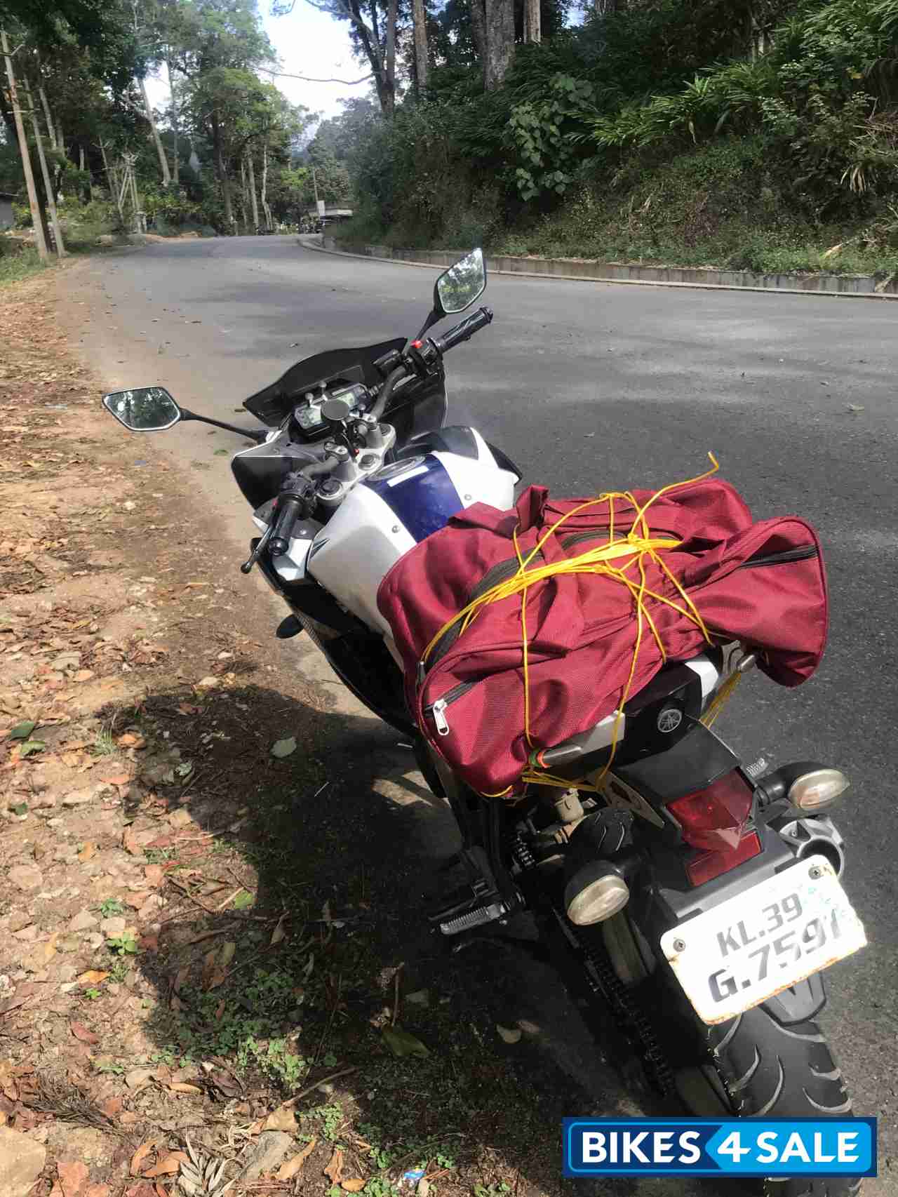 White Yamaha Fazer FI V2