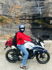 White Yamaha Fazer FI V2