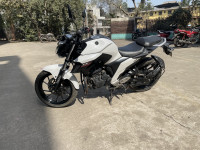 White Yamaha FZ25