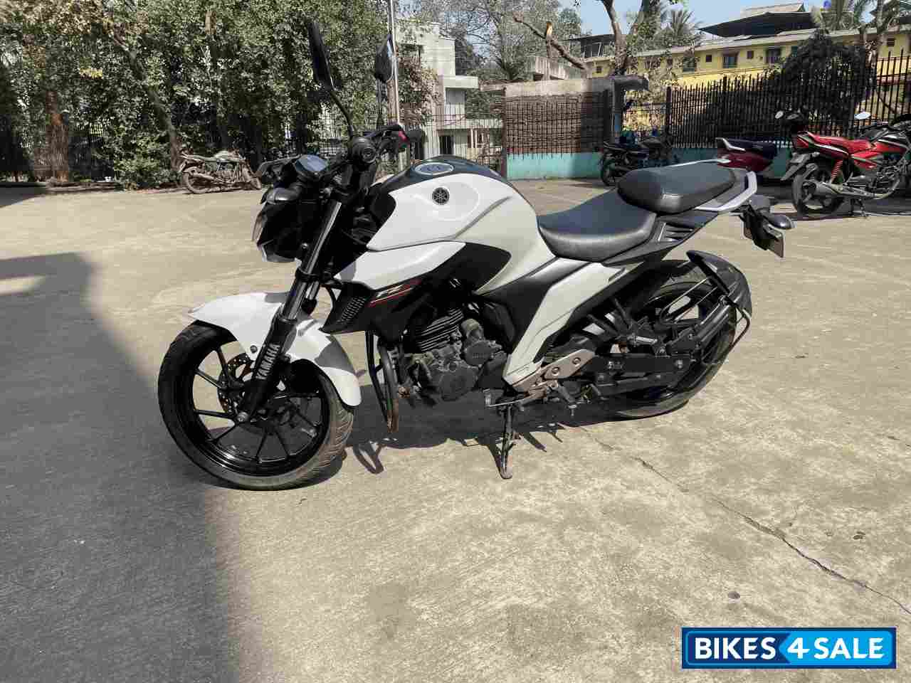 White Yamaha FZ25