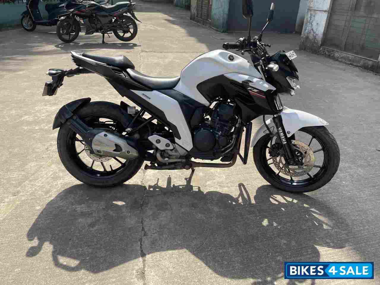 White Yamaha FZ25