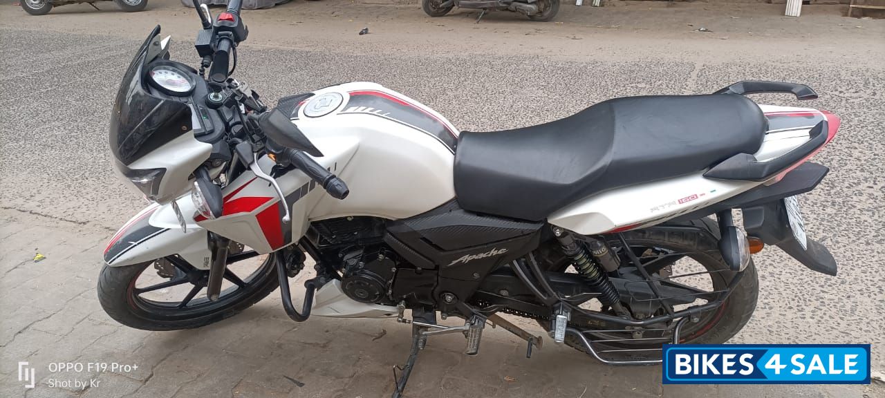 White TVS Apache RTR 160