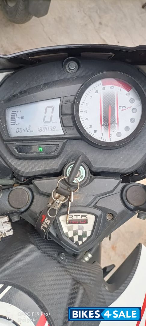 White TVS Apache RTR 160