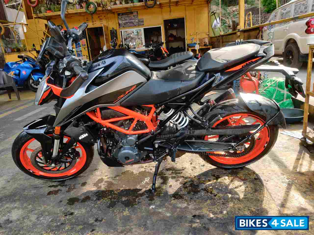 Metalic Grey KTM Duke 390 BS6