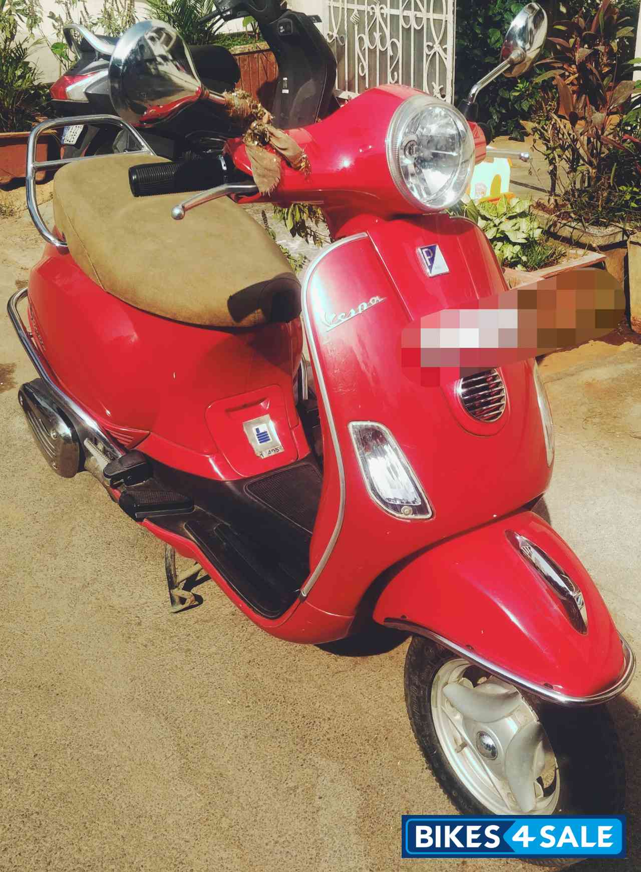 Red Vespa VXL 125