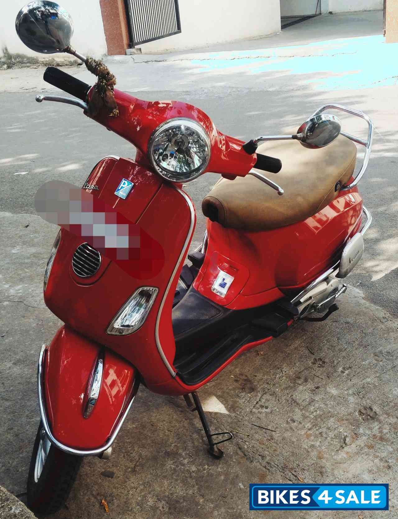 Red Vespa VXL 125