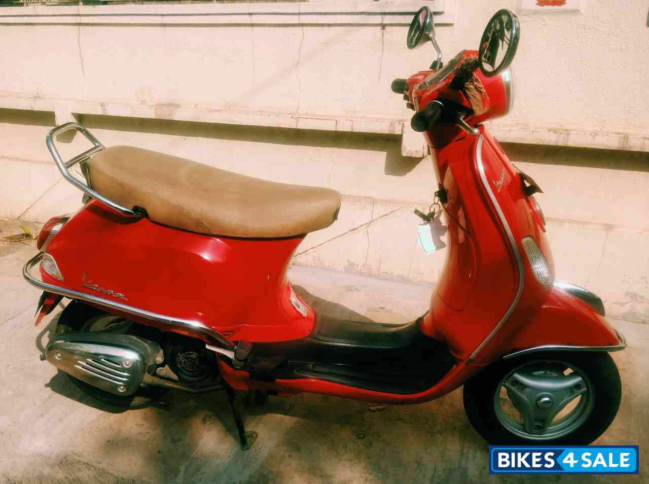 Red Vespa VXL 125
