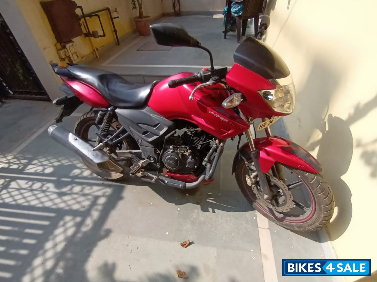 Red TVS Apache RTR 160