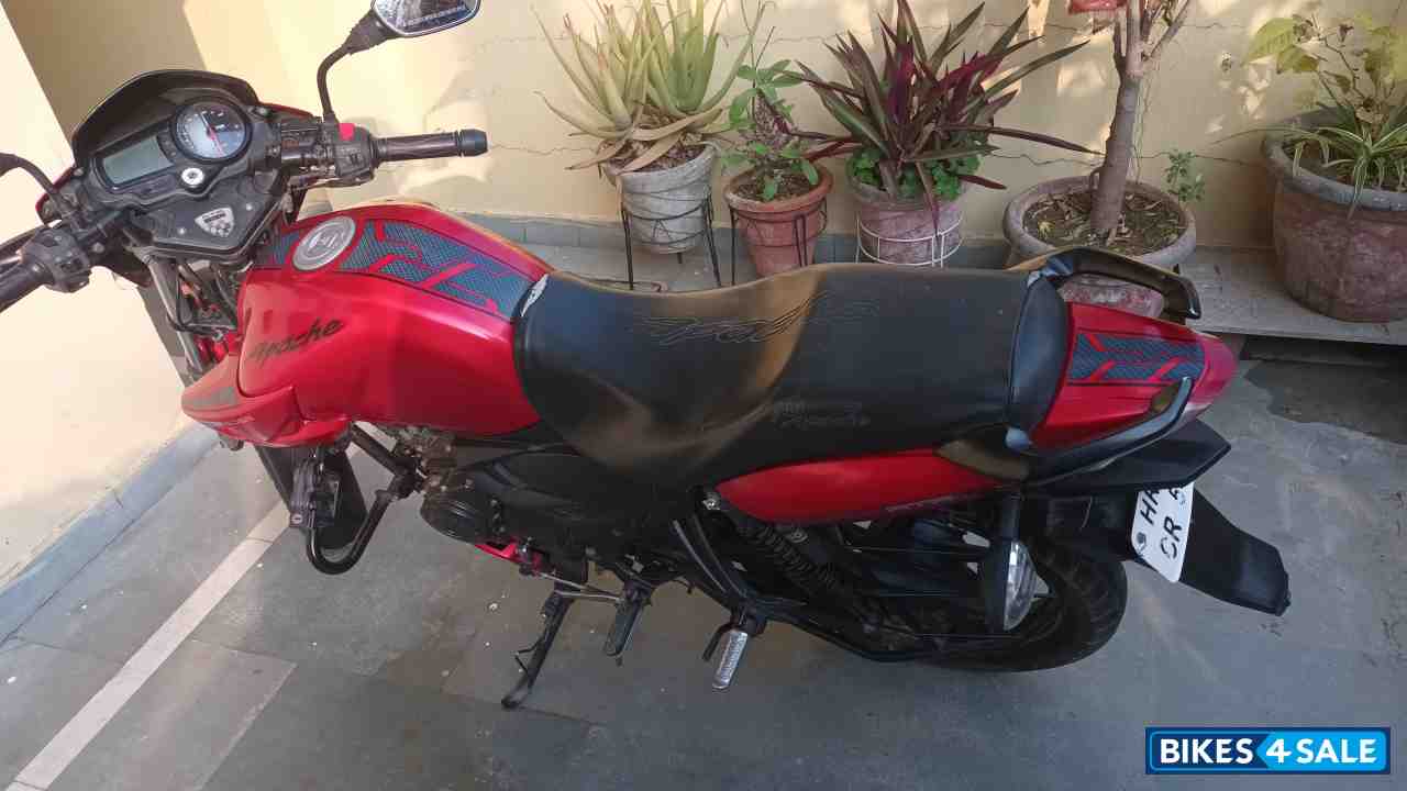 Red TVS Apache RTR 160