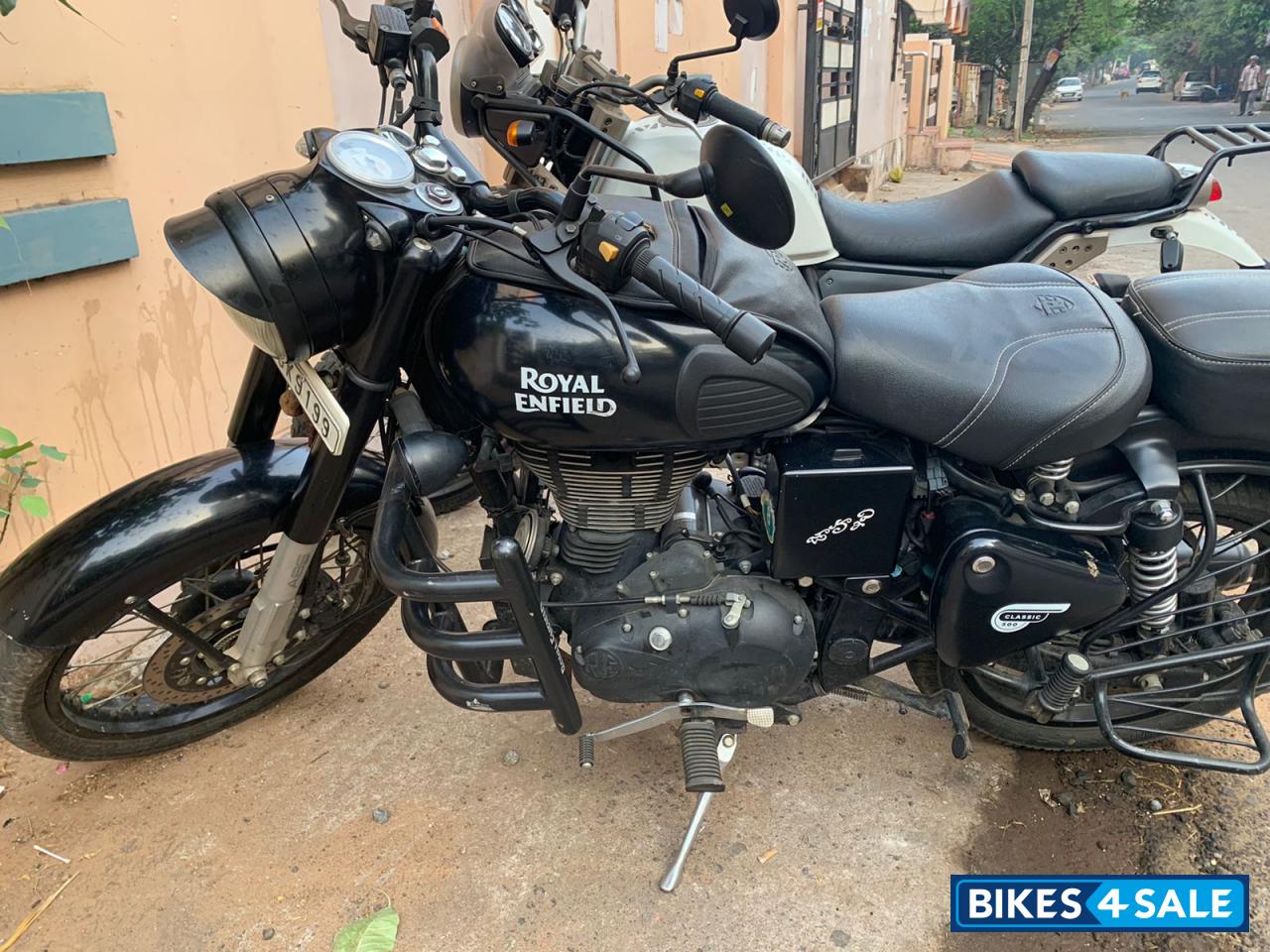 Royal Enfield Classic Stealth Black