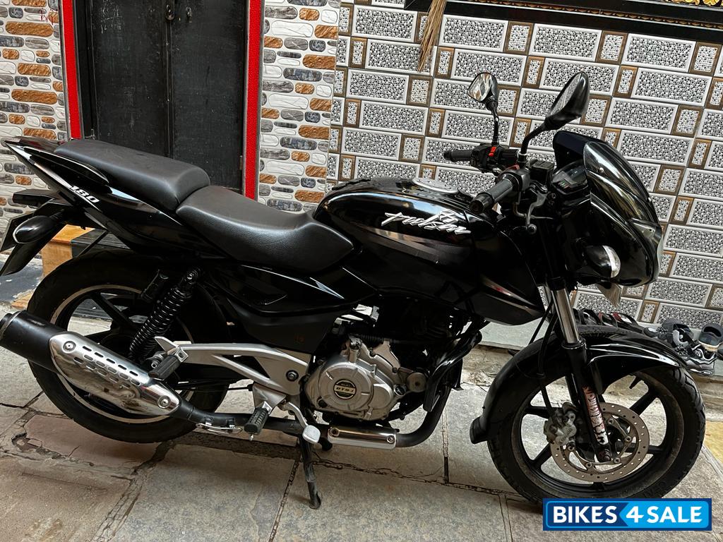Black Bajaj Pulsar 180