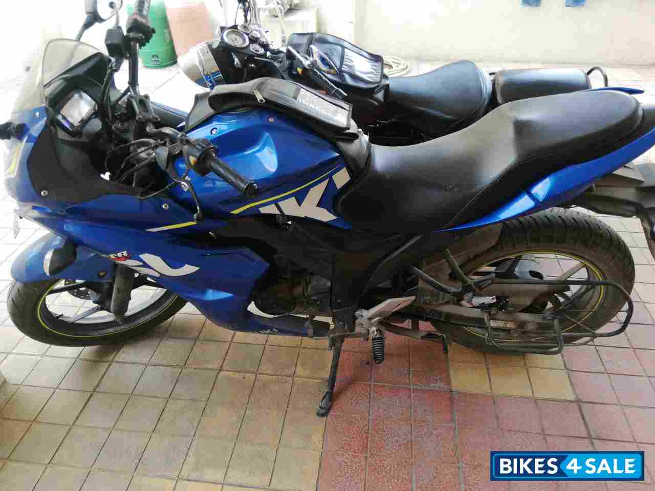 Blue Suzuki Gixxer SF