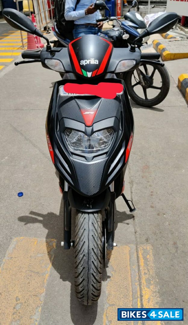 Black Aprilia SR 160 Carbon ABS