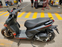 Black Aprilia SR 160 Carbon ABS