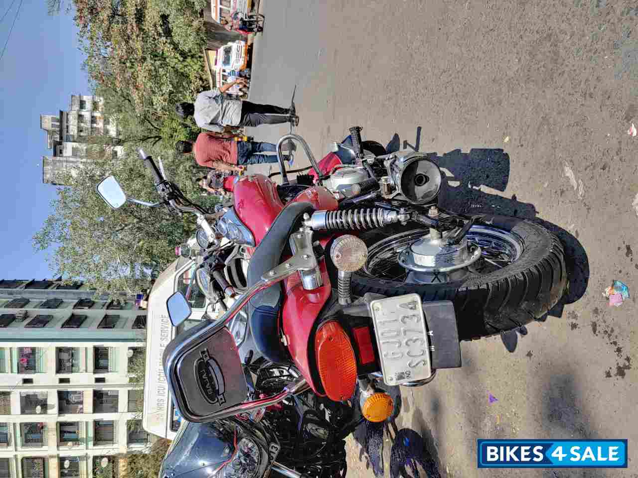 Red Bajaj Avenger 220 DTS-i