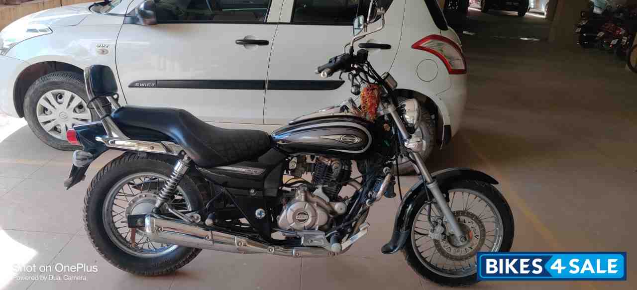 Black Bajaj Avenger Cruise 220