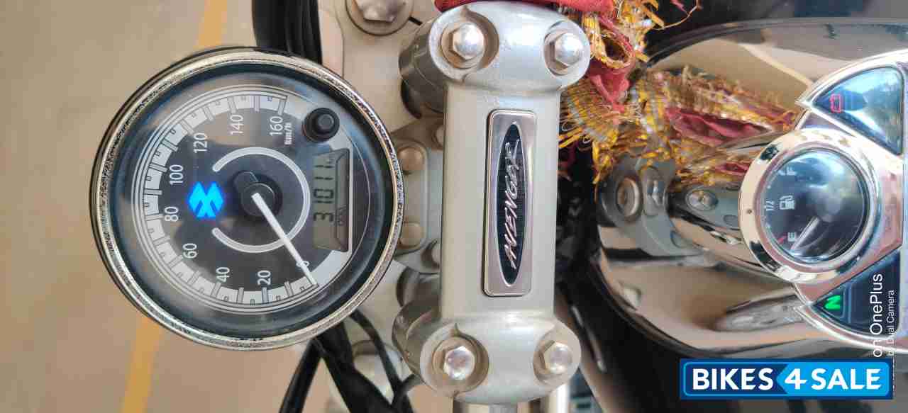 Black Bajaj Avenger Cruise 220