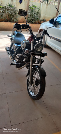 Black Bajaj Avenger Cruise 220