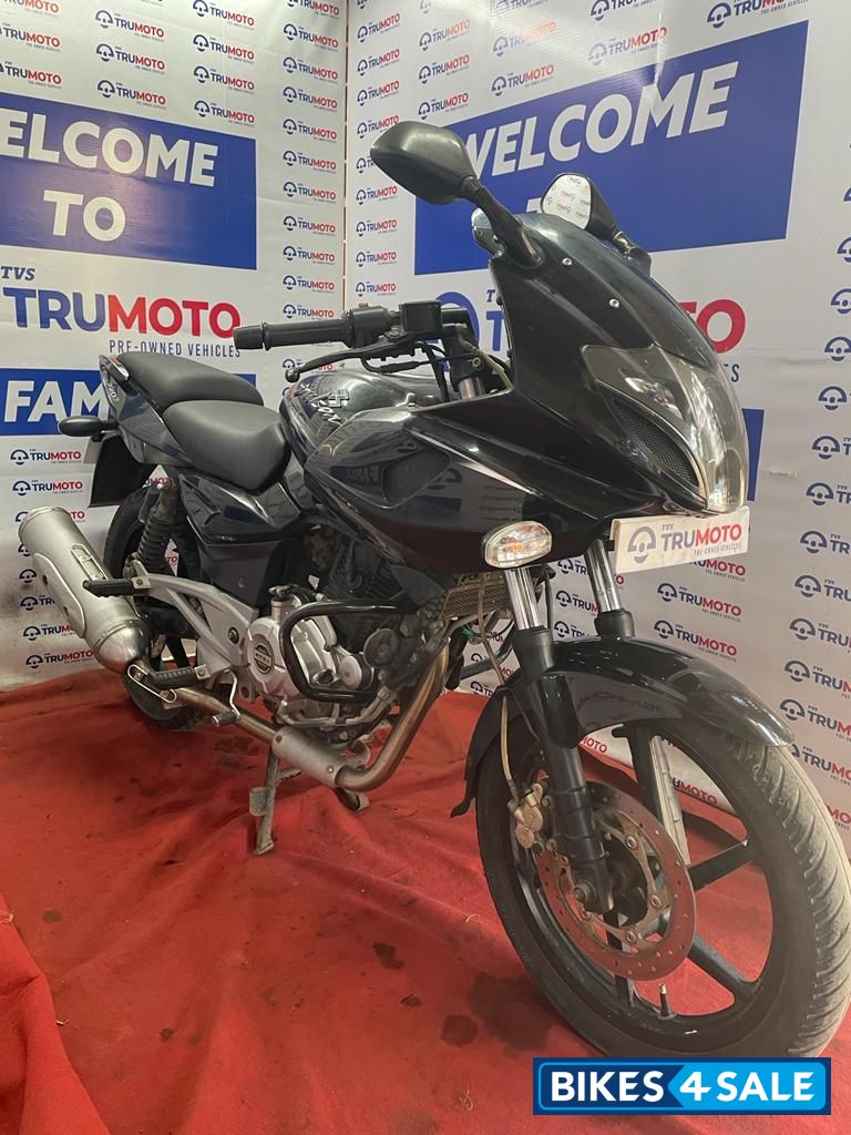 Black Bajaj Pulsar 220F