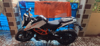 White KTM Duke 125 MY21