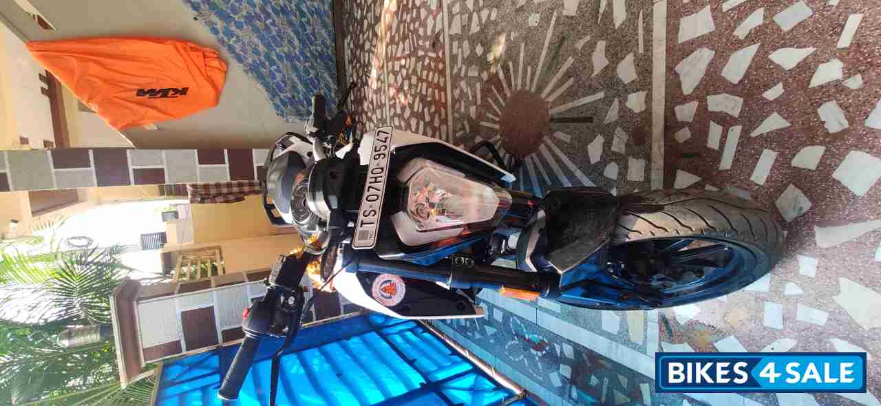 White KTM Duke 125 MY21