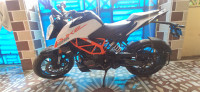 White KTM Duke 125 MY21