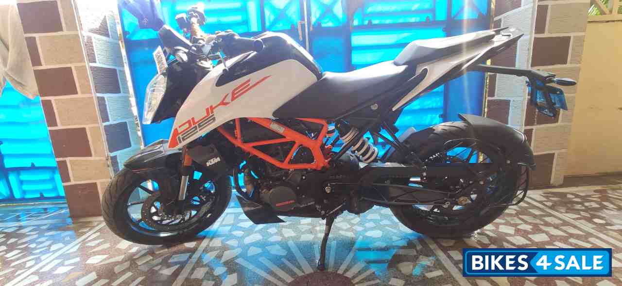 White KTM Duke 125 MY21