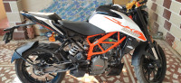 White KTM Duke 125 MY21