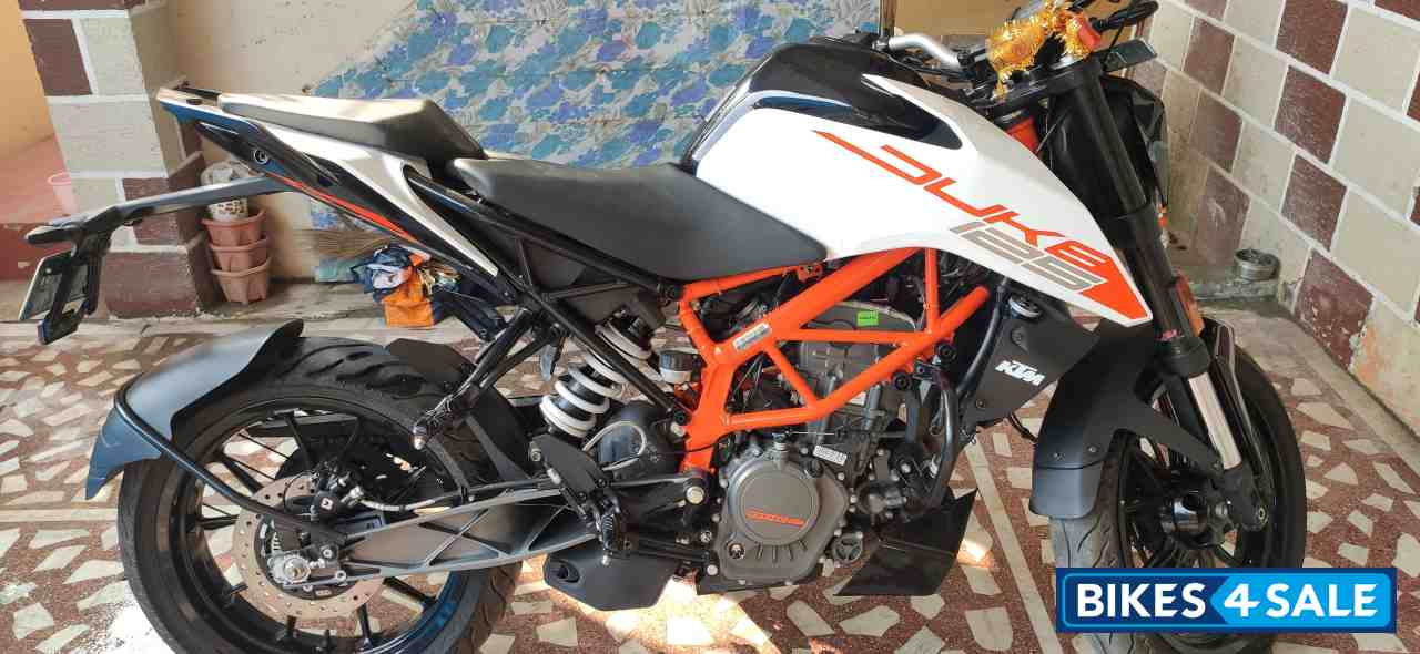White KTM Duke 125 MY21
