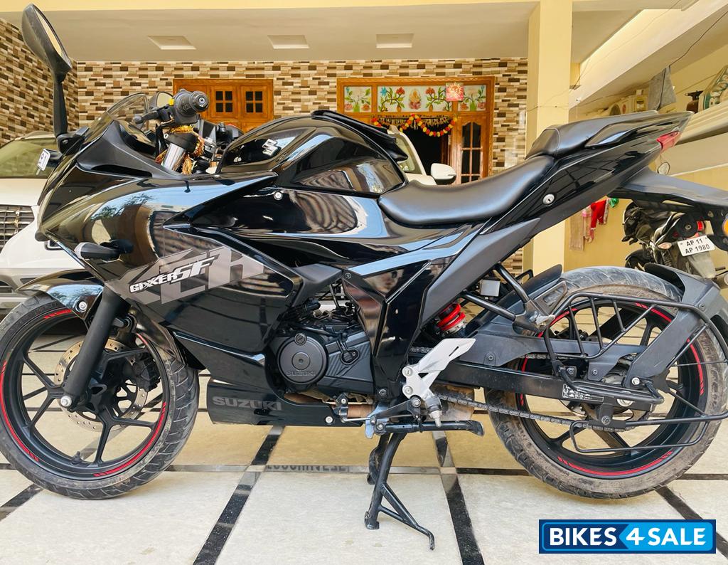 Black Suzuki Gixxer SF Fi