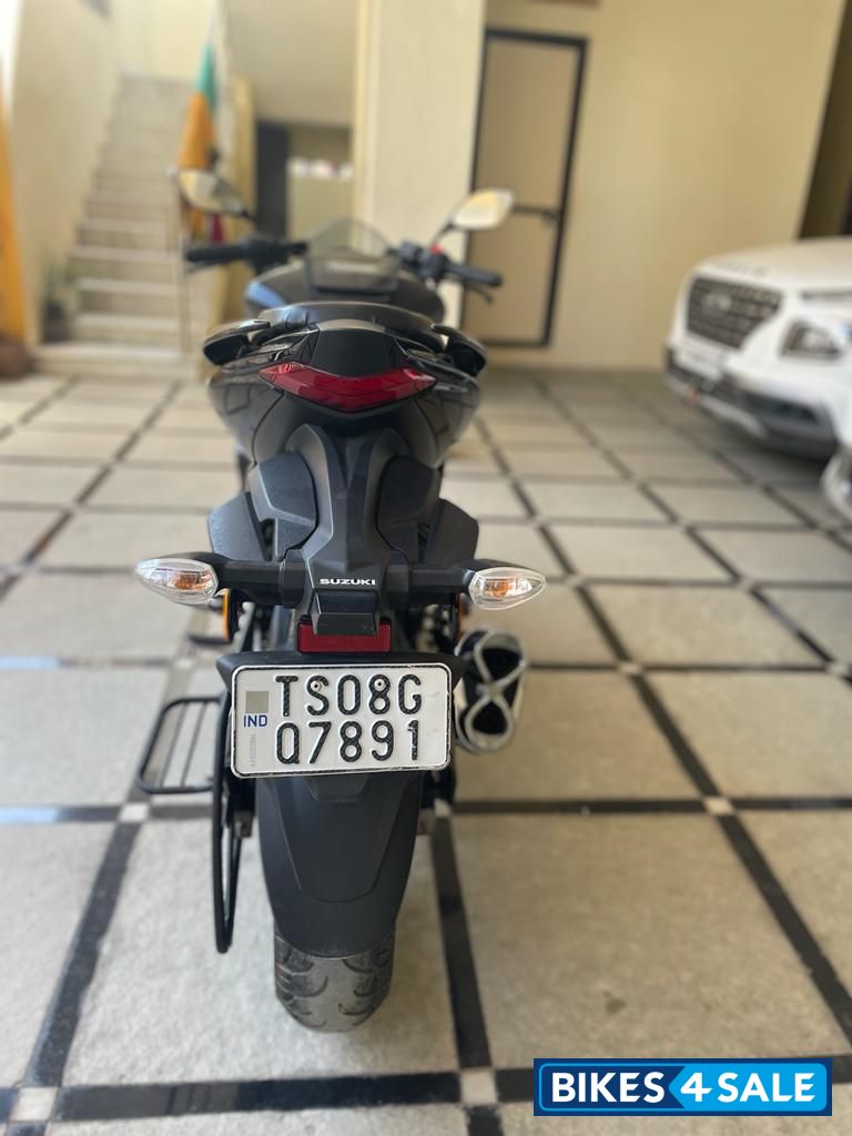 Black Suzuki Gixxer SF Fi