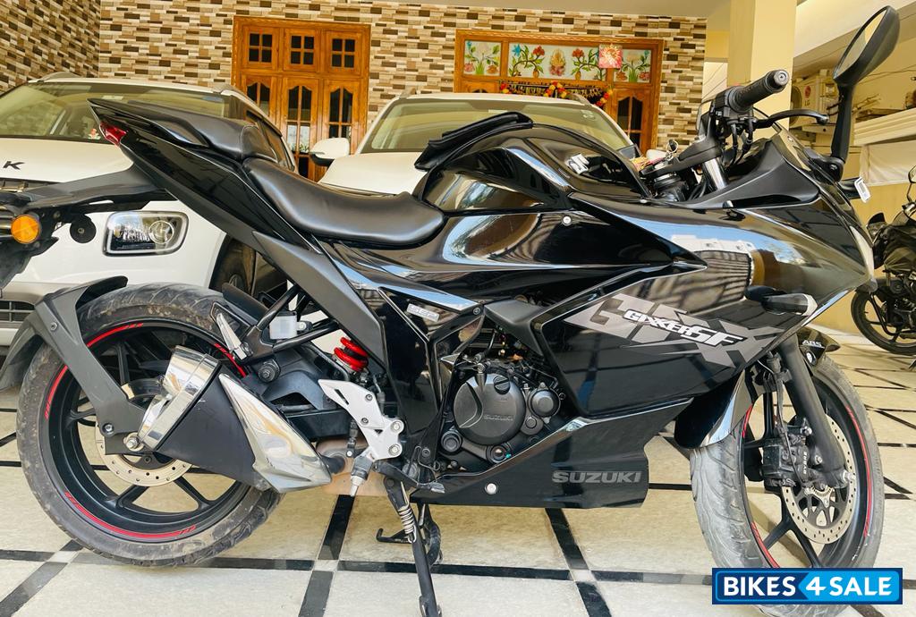 Black Suzuki Gixxer SF Fi