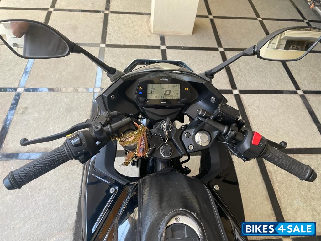 Black Suzuki Gixxer SF Fi