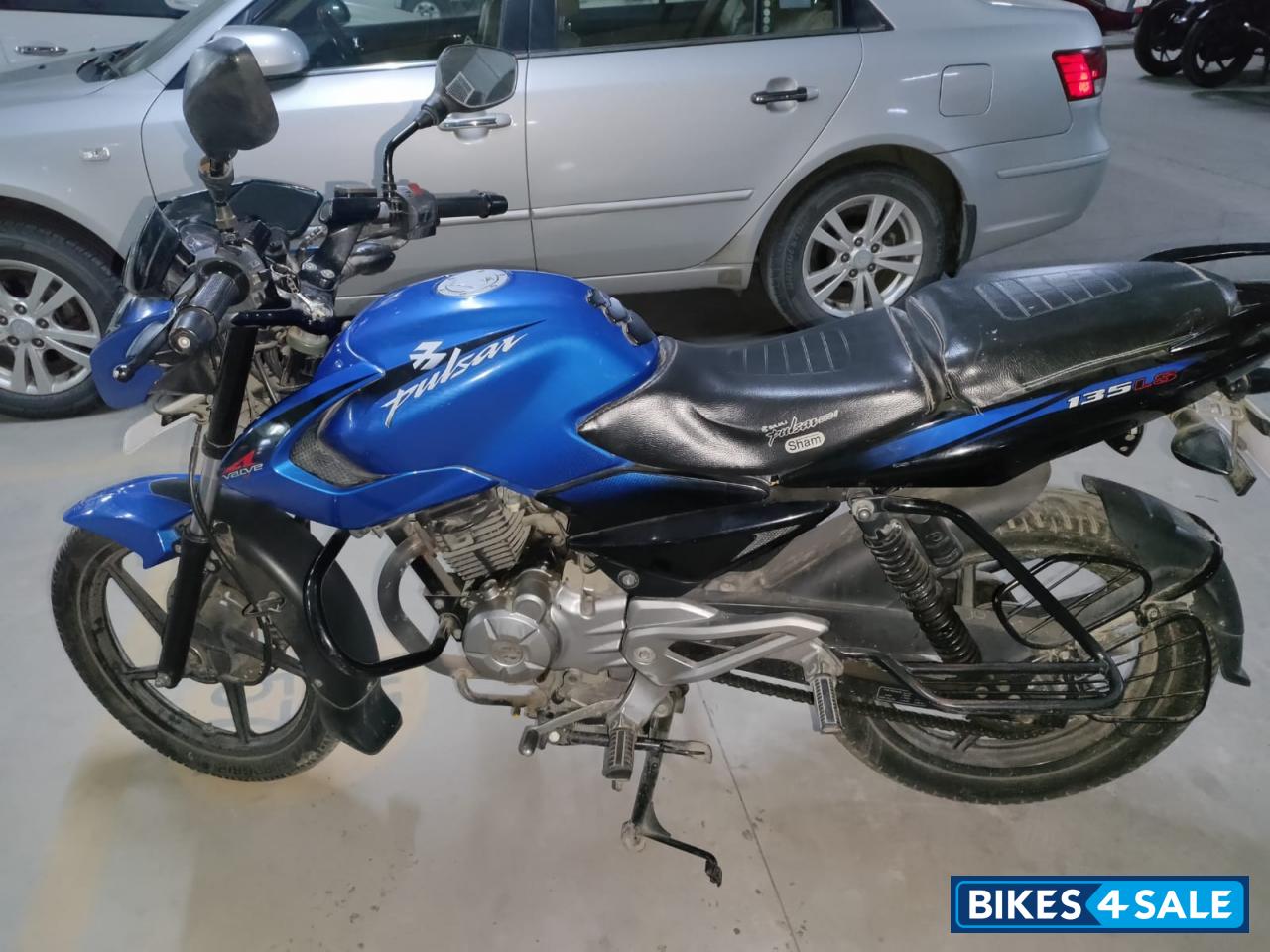 Blue Bajaj Pulsar 135LS