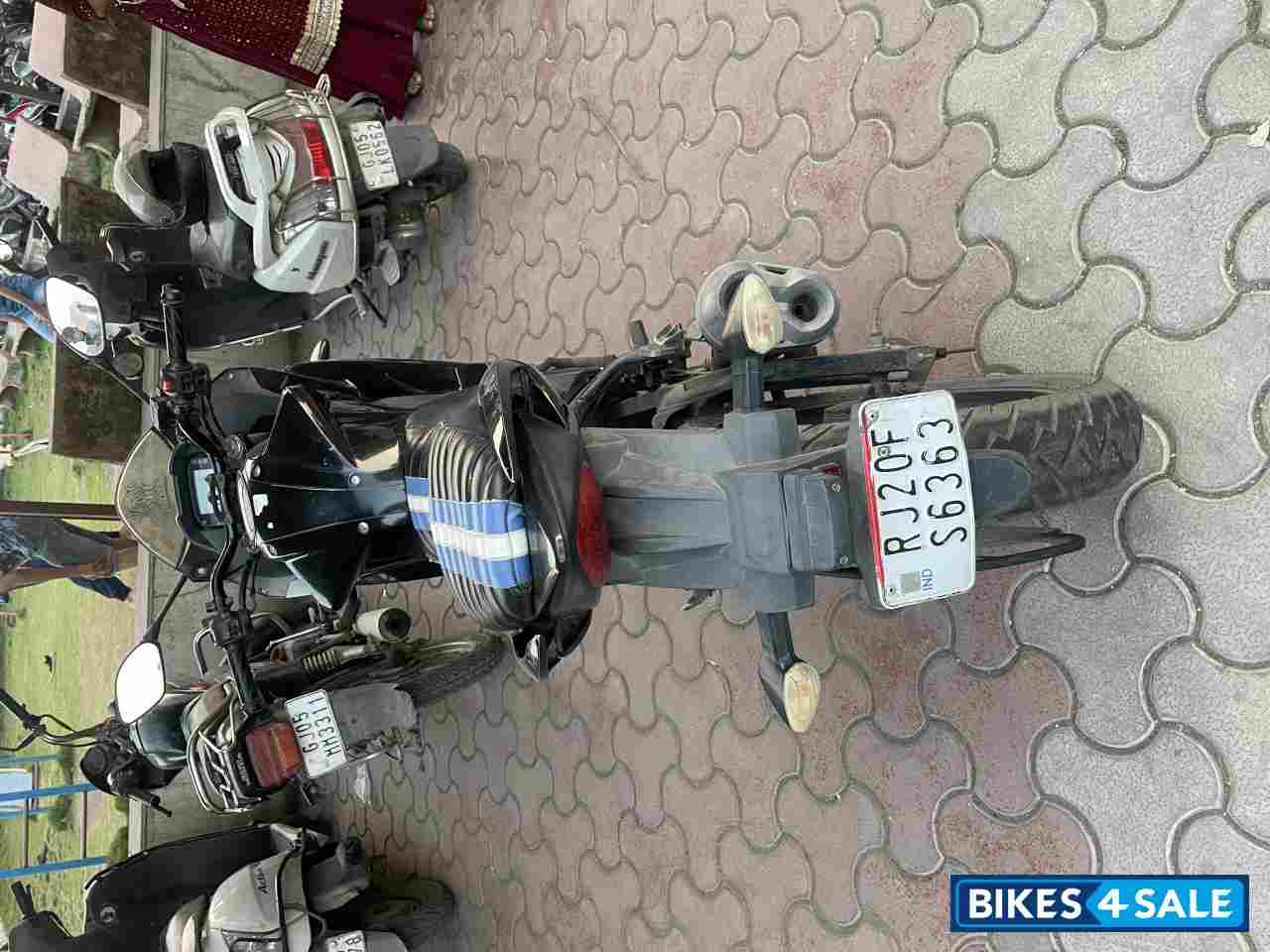 Black Suzuki GS 150R