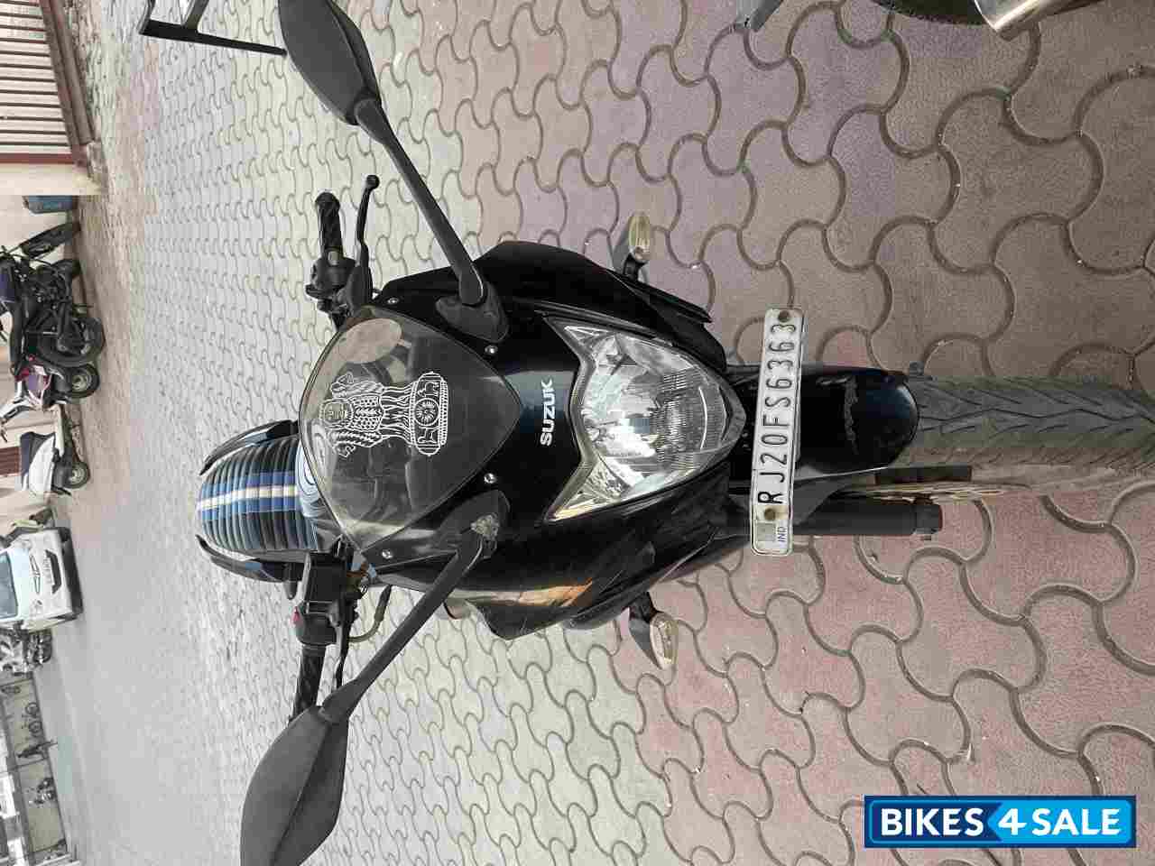 Black Suzuki GS 150R