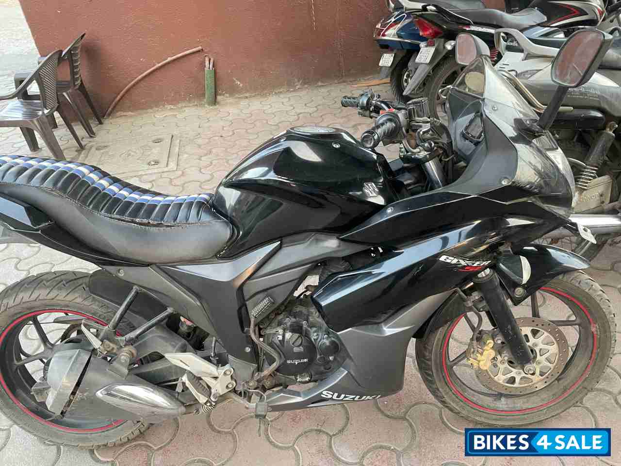 Black Suzuki GS 150R