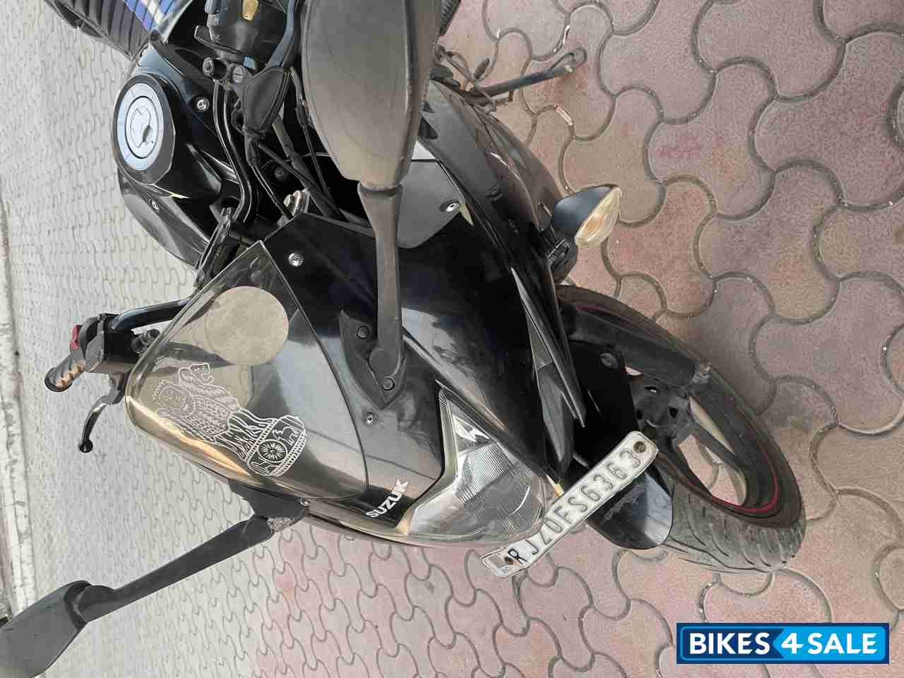 Black Suzuki GS 150R