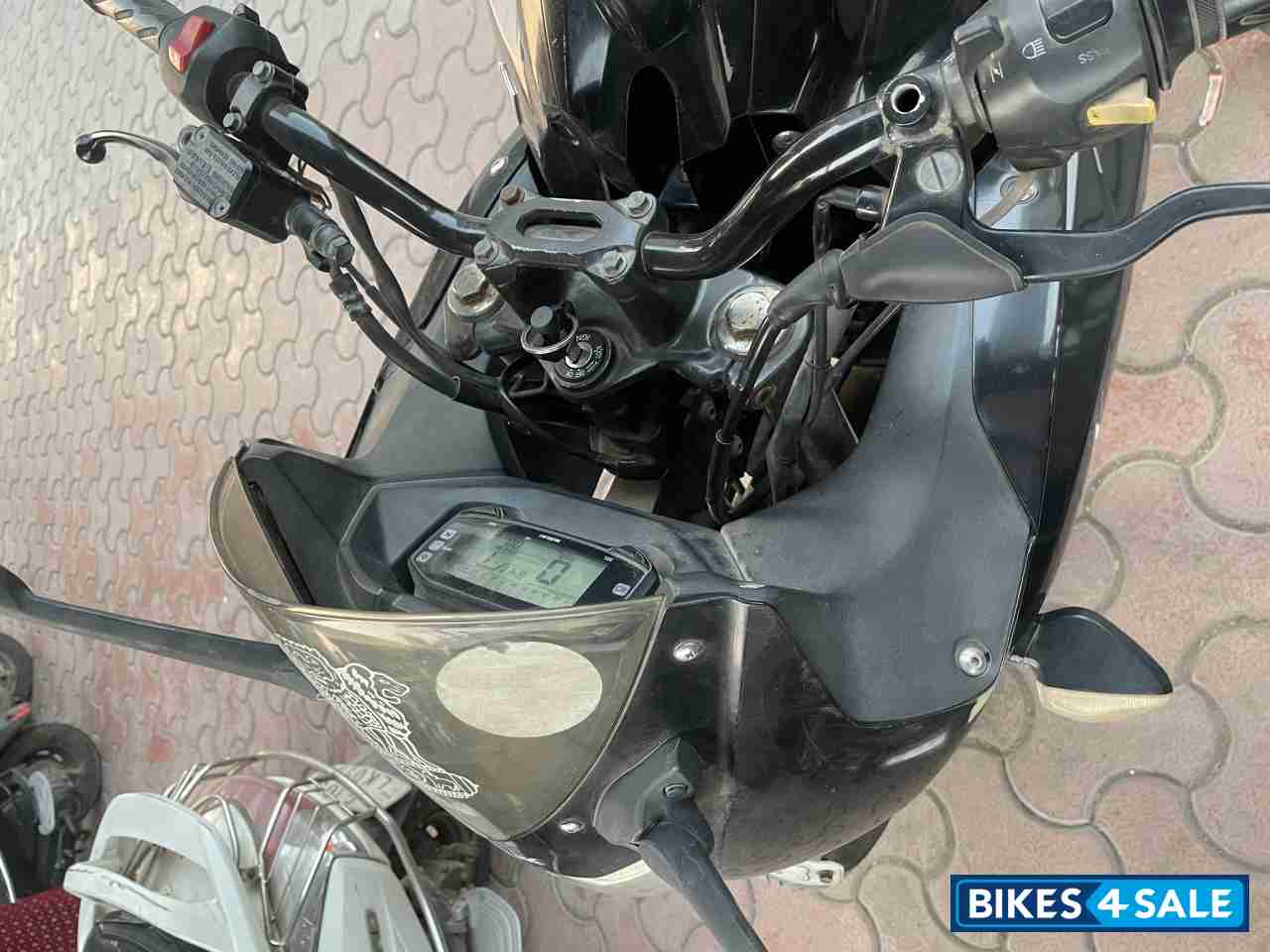 Black Suzuki GS 150R