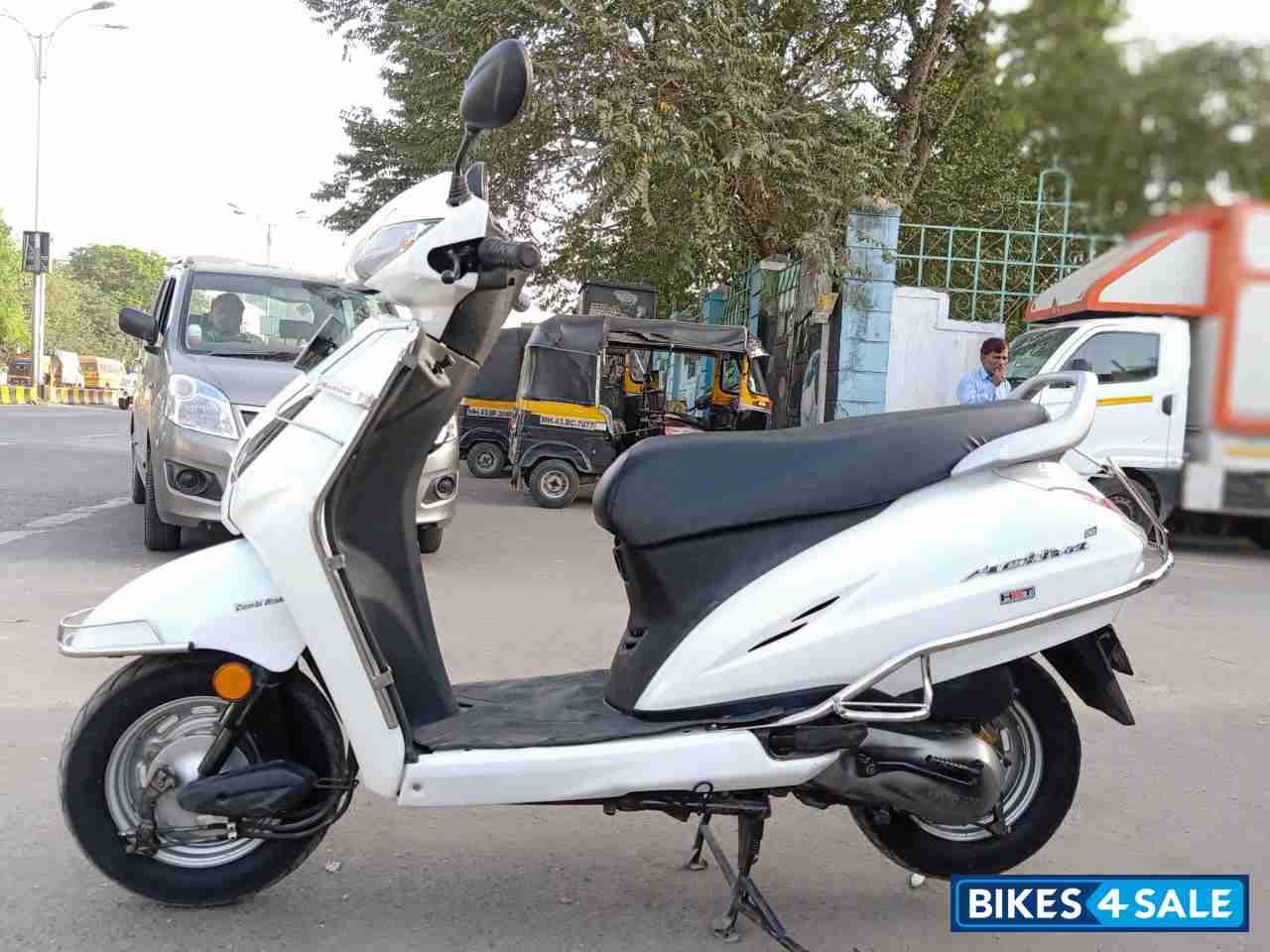 White Honda Activa 5G