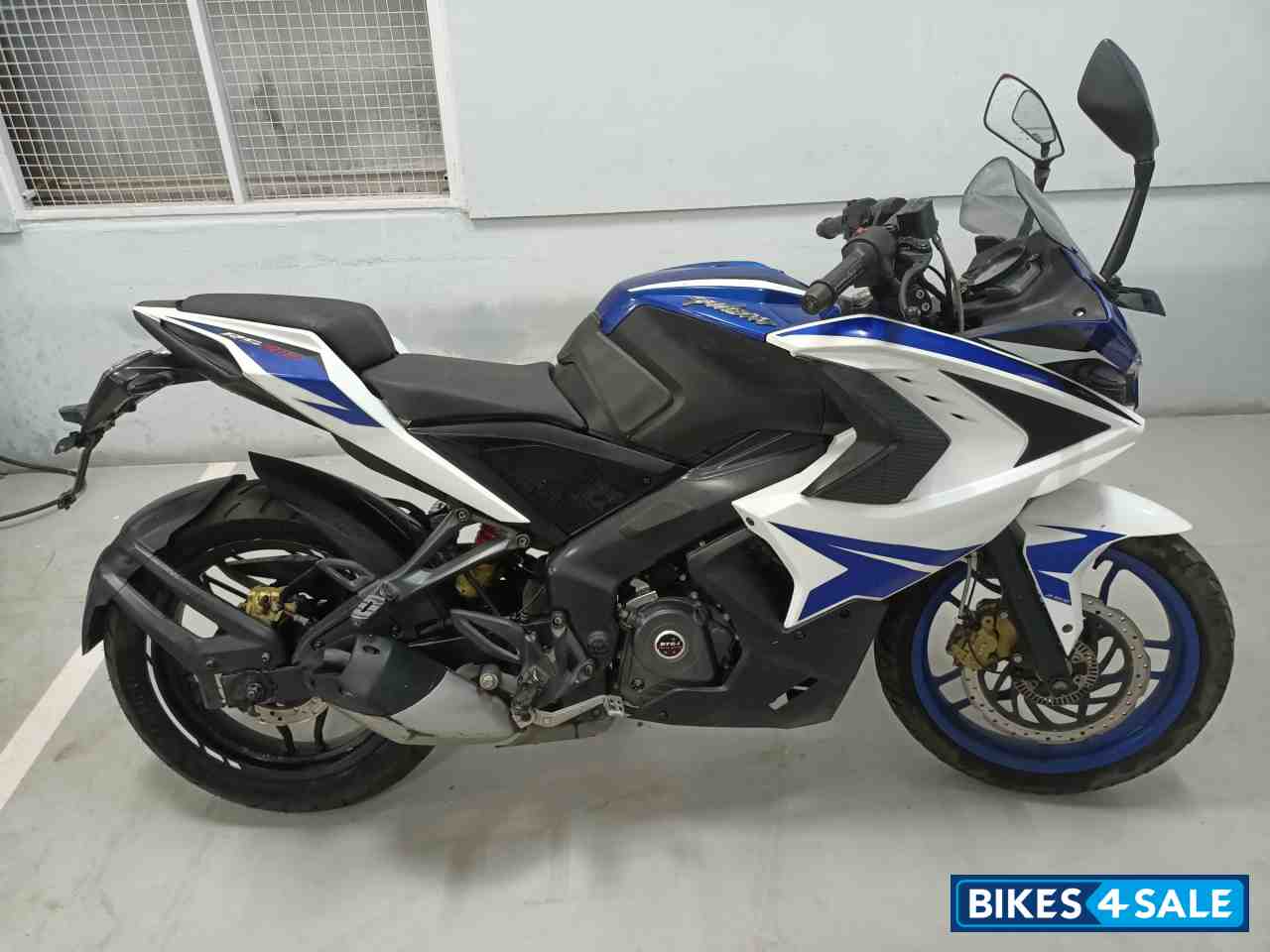 Bajaj Pulsar RS 200 ABS