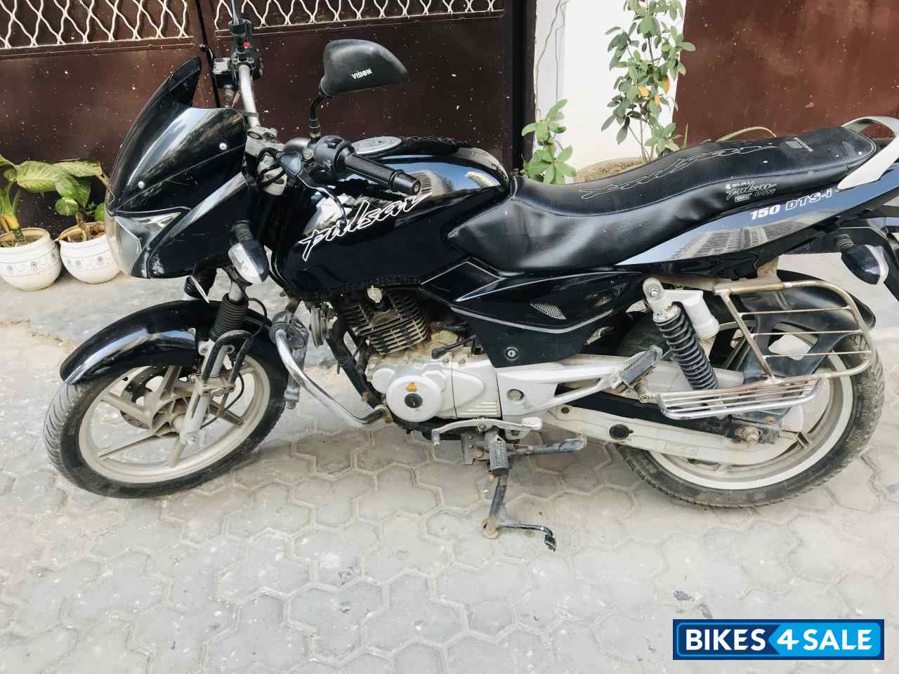 Black Bajaj Pulsar 150 Black Bajaj Pulsar 150