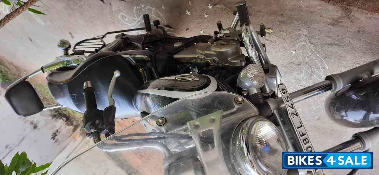 Black Bajaj Avenger Cruise 220